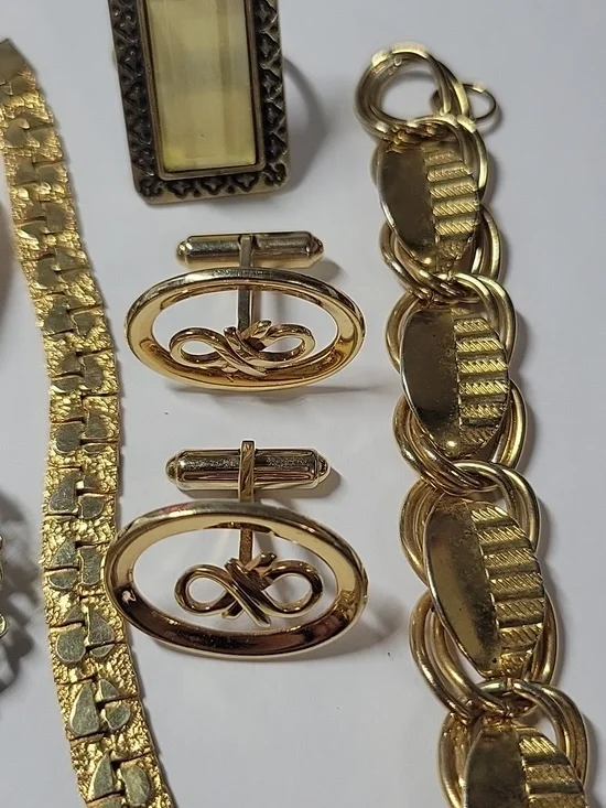 Gold-Tone Women’s Jewelry Set with Purple Cameo Brooch - Picture 5 of 6